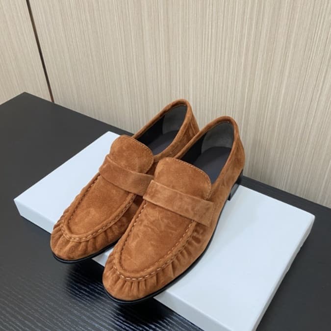 スエード靴 上質スエードの職人仕立てローファー