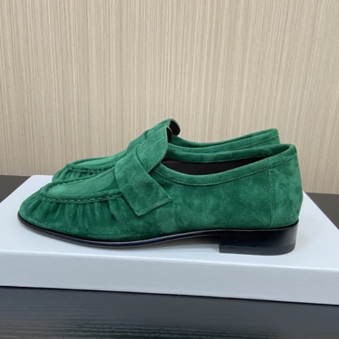 スエード靴 上質スエードの職人仕立てローファー
