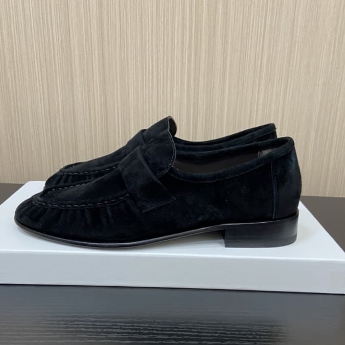 スエード靴 上質スエードの職人仕立てローファー