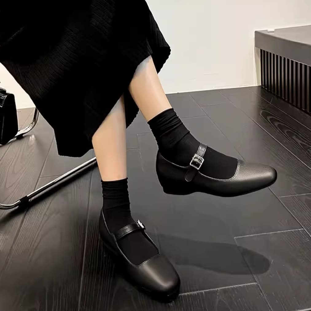 スエード靴 シンプル クラシック ストラップパンプス